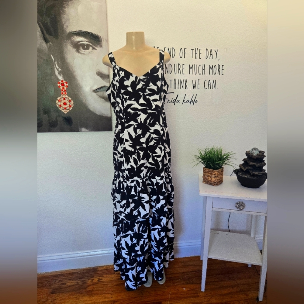 NWT Elegant Black and White Floral Maxi Dress Size XL